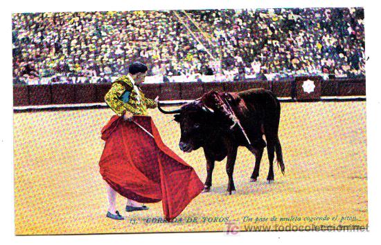 Postales: Corrida de Toros.- Un pase de muleta cogiendo el pit&oacute;n - Foto 1