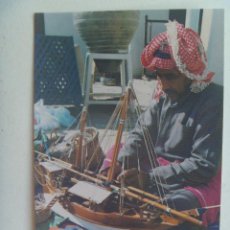 Postales: POSTAL DE KUWAIT : ARTESANO TRABAJANDO UN BARCO EN MINIATURA . 1986. Lote 114996147
