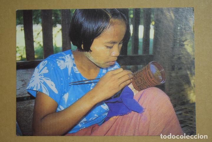 Postales: Comercio justo. Escultora ceramista. - Foto 1