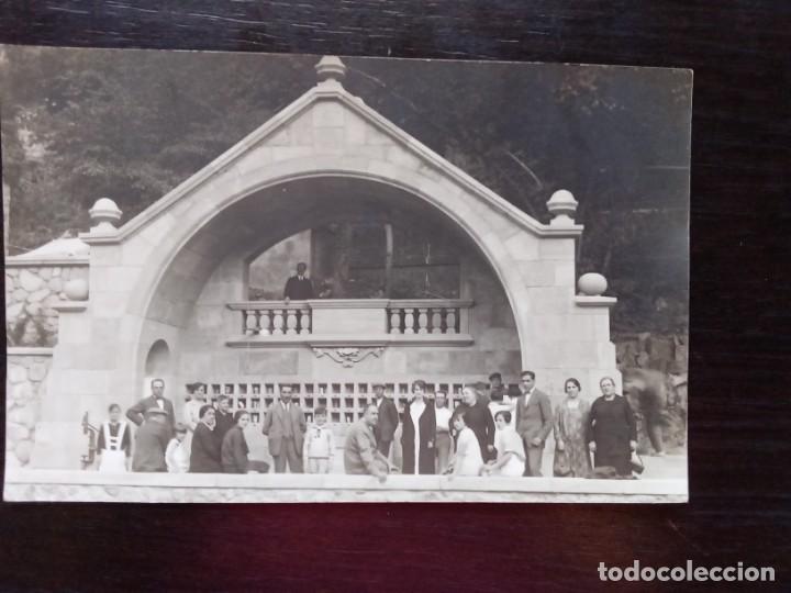 Postales: Grupo en la fuente. - Foto 1