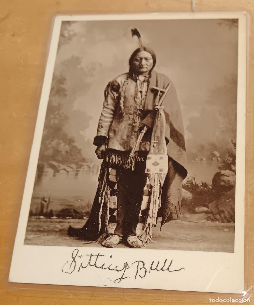Postales: POSTAL PLASTIFICADA SITTING BULL TORO SENTADO AZUSA A&Ntilde;O 1999 15X10,5 CM.