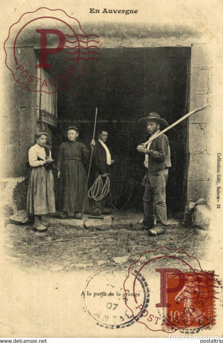 Postales: AUVERGNE EN AUVERGNE - A la porte de la grange