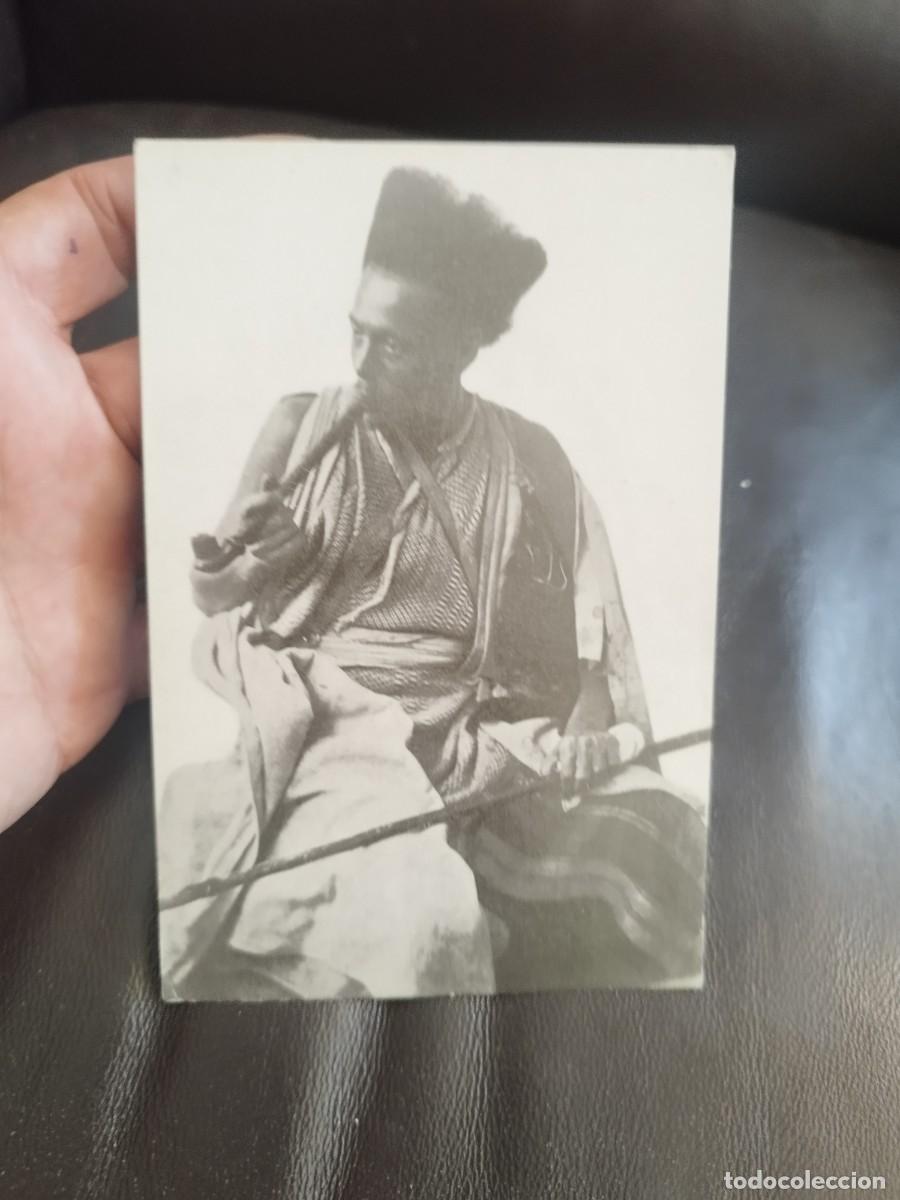 Postales: Antigua postal de un hombre derviche sirio fumando una pipa larga.