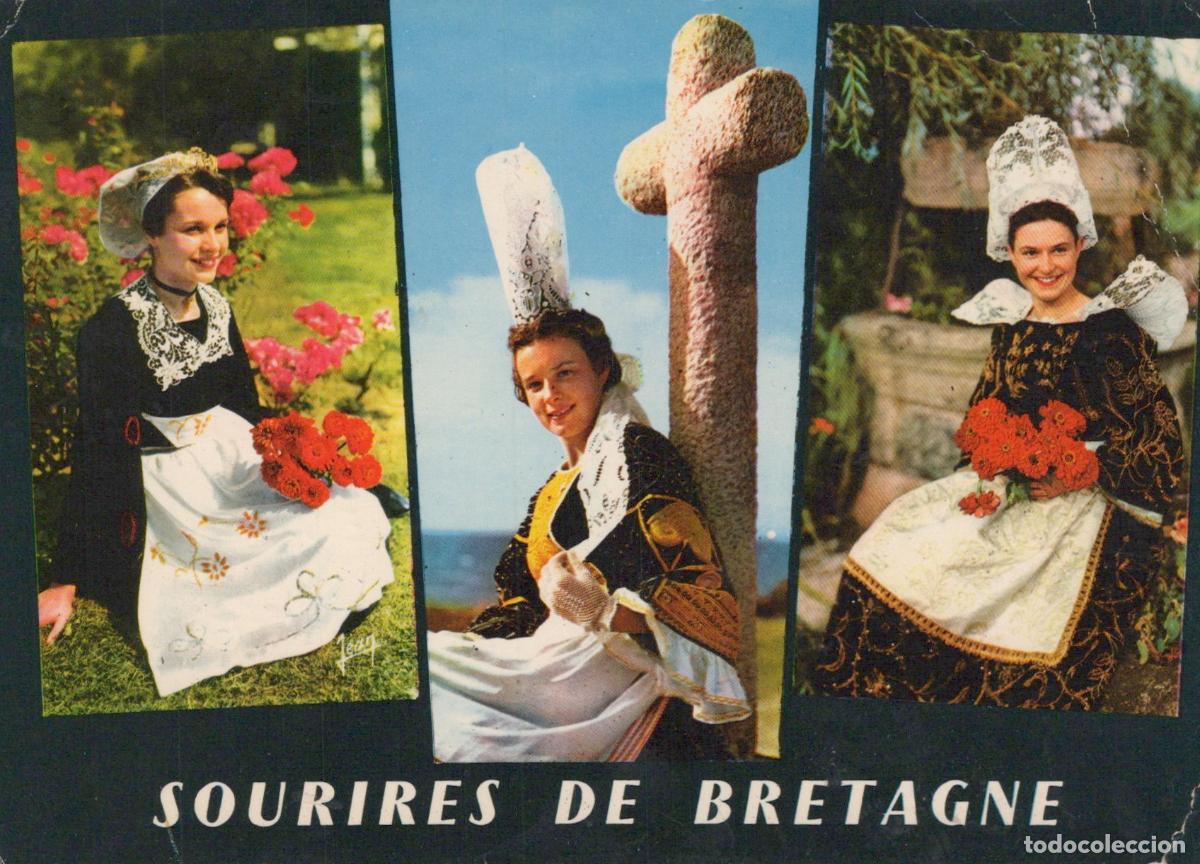 Postales: France Landivisiau Women in Traditional Folk Costumes With Flowers *YAM711