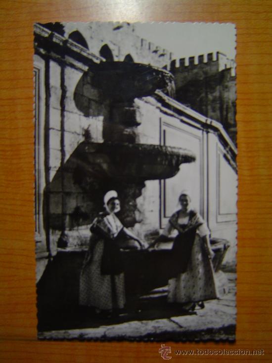 Postcards: POSTAL LE COMTAT  VENAISSIN AVIGNON (VOUCLUSE COMTADINES SUR LA PLACE DU PALAIS DES PAPES SIN C.