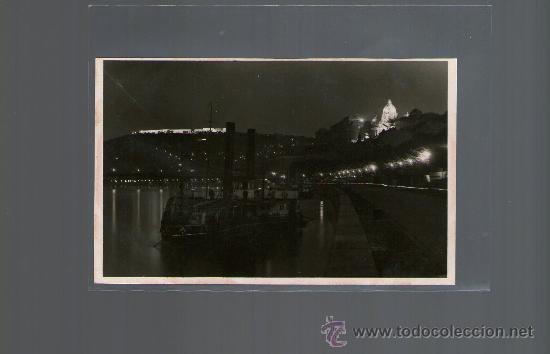 Postales: TARJETA POSTAL DE HUNGRIA. BUDAPEST. LATKEP ESTI VILAGITASBAN. PHOTO ROCKEL.