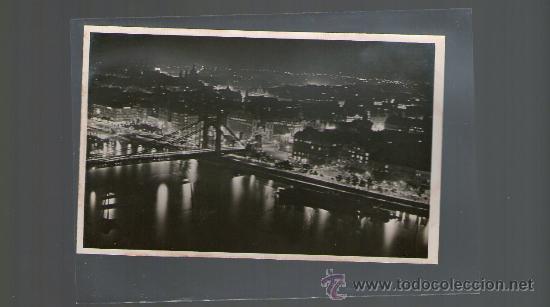 Cartes Postales: TARJETA POSTAL DE HUNGRIA. BUDAPEST. LATKEP ESTI VILAGITASBAN. KARINGER.