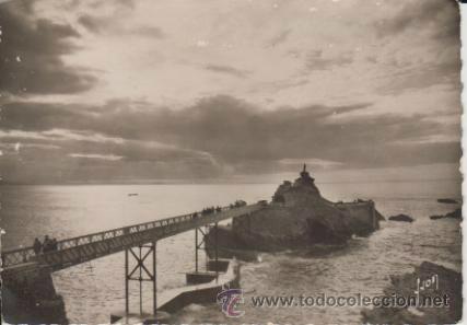 Cartes Postales: Biarritz.- Cocher de Soleil sur le rocher de la Vierge.