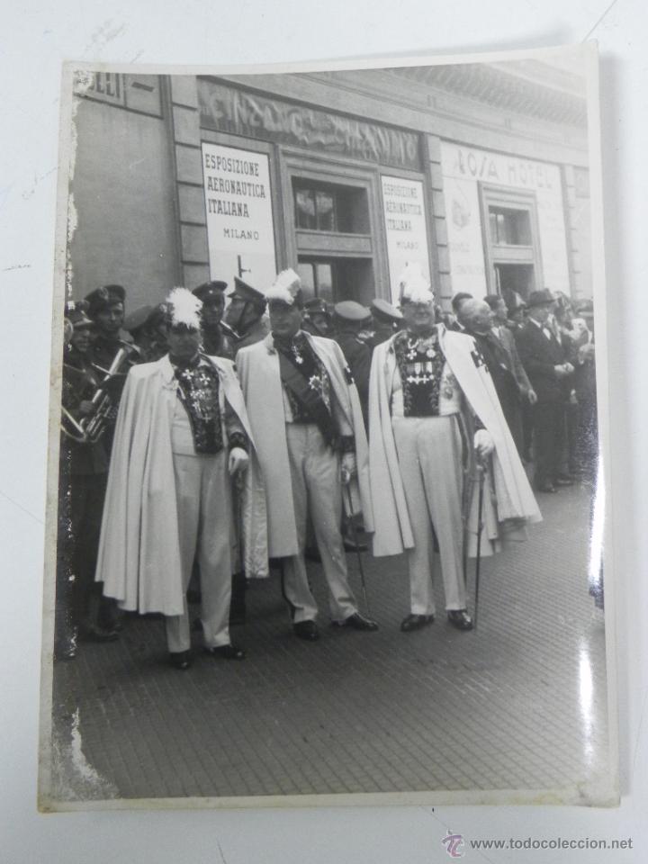 Postales: ANTIGUA FOTOGRAFIA DE CABALLEROS UNIFORMADOS EN LA ESPOSIZIONE AERONAUTICA ITALIANA, EN PRESENCIA DE