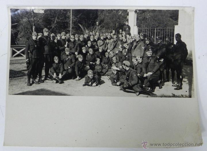 Postales: Antigua fotografia de la banda de la legion portuaria de genova, italia, en excursion a las ruinas d