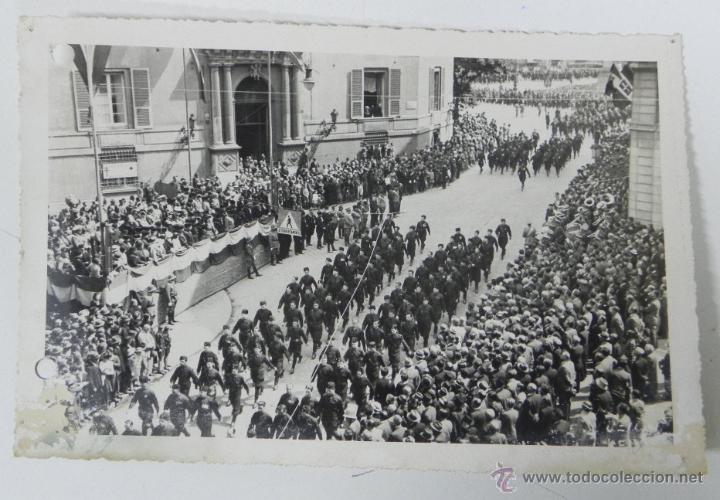 Postales: Antigua fotografia de desfile con la banda de la legion portuaria de genova, italia, 24 de mayo de 1
