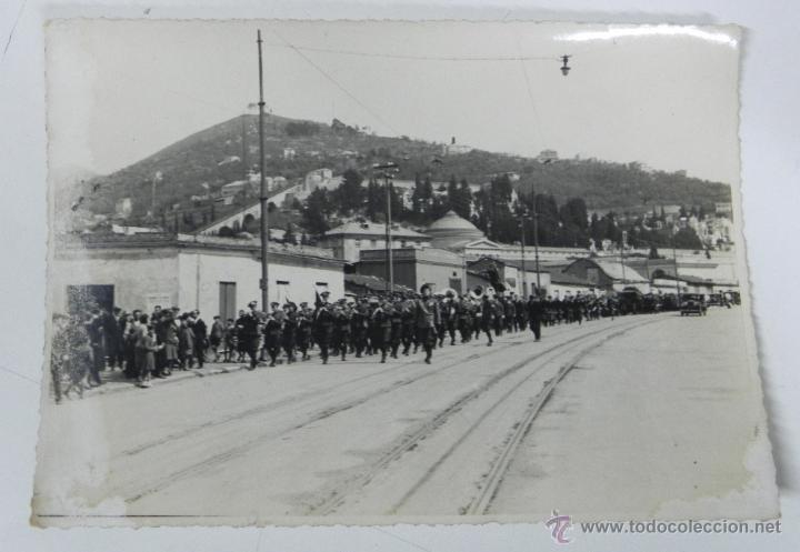 Postales: Antigua fotografia de desfile con la banda de la legion portuaria de genova, italia, a&ntilde;os 30, mide 1