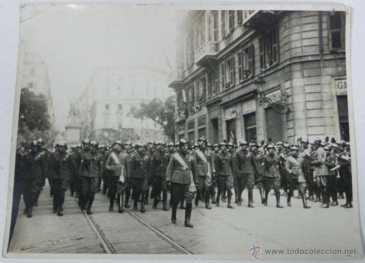 Postales: Antigua fotografia de desfile con la banda de la legion portuaria de genova, italia, a&ntilde;os 30, mide 2