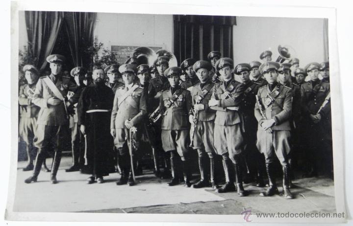 Postales: Antigua fotografia de la banda de la legion portuaria de genova, italia, a&ntilde;os 1930, mide 23,5 x 17,5