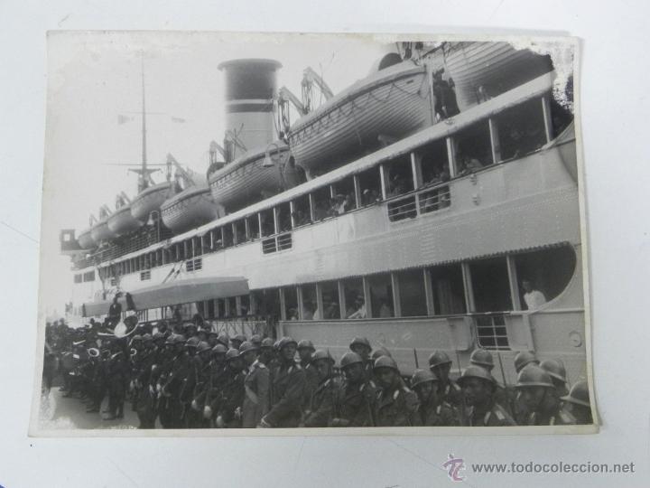 Postales: Antigua fotografia de la banda de la legion portuaria de genova, italia, en la llegada de un barco a