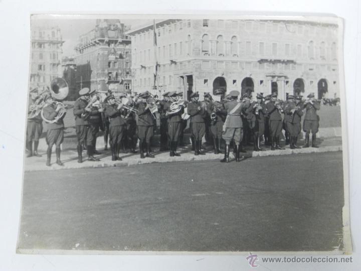 Cartoline: Antigua fotografia de la banda de la legion portuaria de genova, italia, a&ntilde;os 1930, mide 23,5 x 17,5
