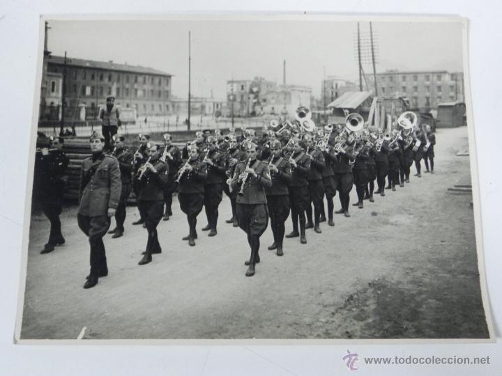 Postales: Antigua fotografia de la banda de la legion portuaria de genova, italia, a&ntilde;o 1931, mide 23,5 x 17,5