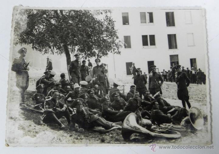 Postales: Antigua fotografia de la banda de la legion portuaria de genova, italia, a&ntilde;os 1930, mide 17,8 x 12,5