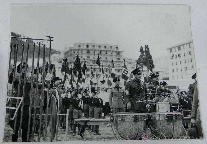 Postales: Antigua fotografia de la banda de musica de la legion portuaria de genova, italia, en un acto oficia
