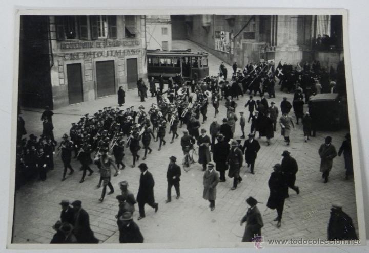 Postales: ANTIGUA FOTOGRAFIA DE LA BANDA DE LA LEGION PORTUARIA DE GENOVA, ITALIA, desfile por la via carlo al