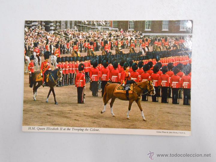 Cartes Postales: POSTAL H.M. QUEEN ELIZABETH II AT THE TROOPING THE COLOUR. TDKP3