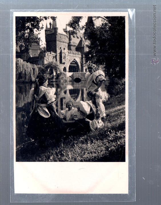 Postkarten: TARJETA POSTAL DE HUNGRIA - NI&Ntilde;AS FRENTE AL CASTILLO VAJDAHUNYAD. KARINGER. 28 SZ.