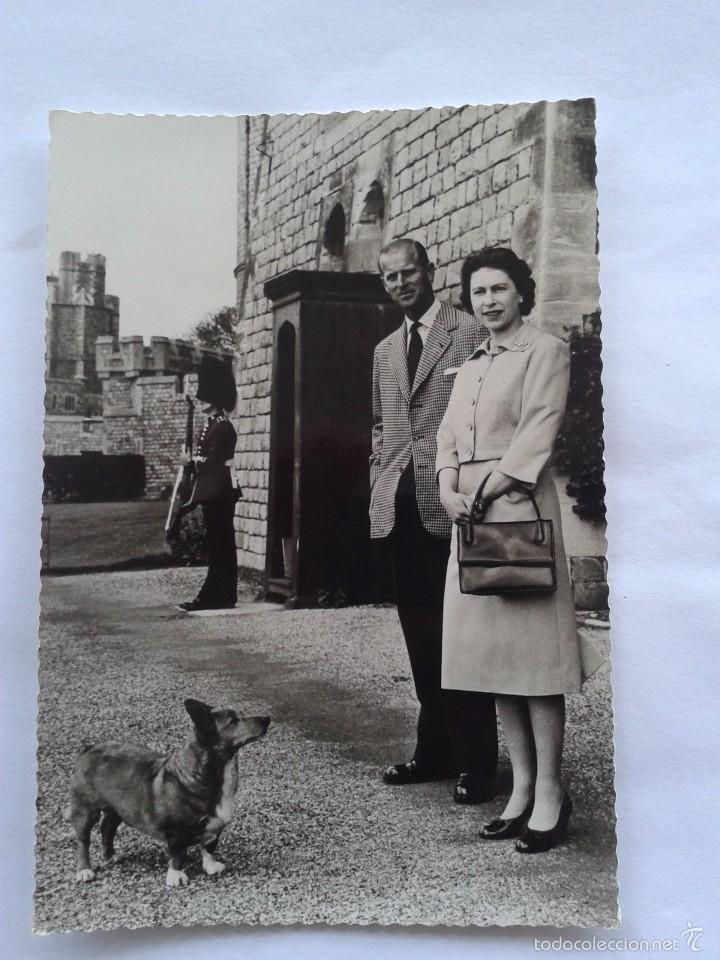 Cartes Postales: POSTAL -- THE QUEEN WITH THE DUKE OF EDINBURGH AT WINDSOR CASTLE -- USADA NO CIRCULADA --