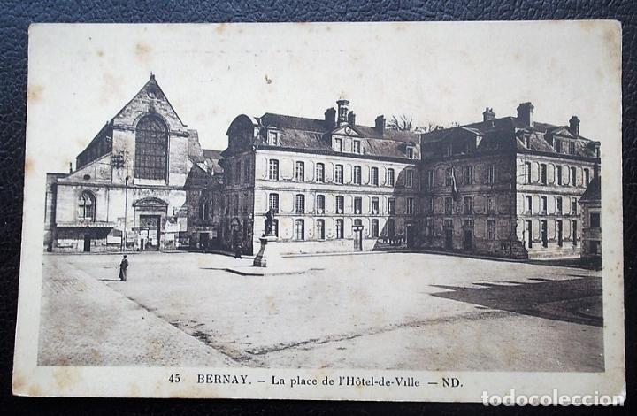 Cartoline: Bernay (Francia). 45 La Plaza del Ayuntamiento. Nueva. Postal en B/N