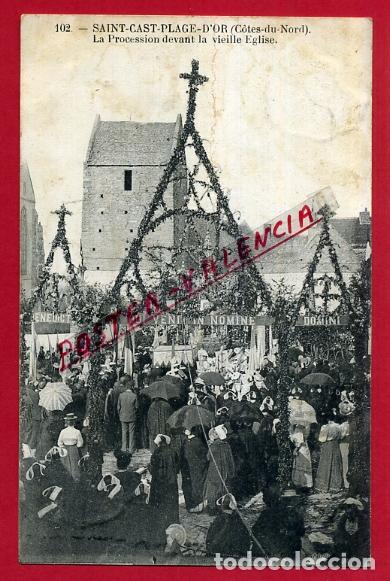 Postkarten: POSTAL FRANCIA, SAINT-CAST-PLAGE-D&acute;OR, LA PROCESSION DEVANT LA VIEILLE EGLISE, P88226
