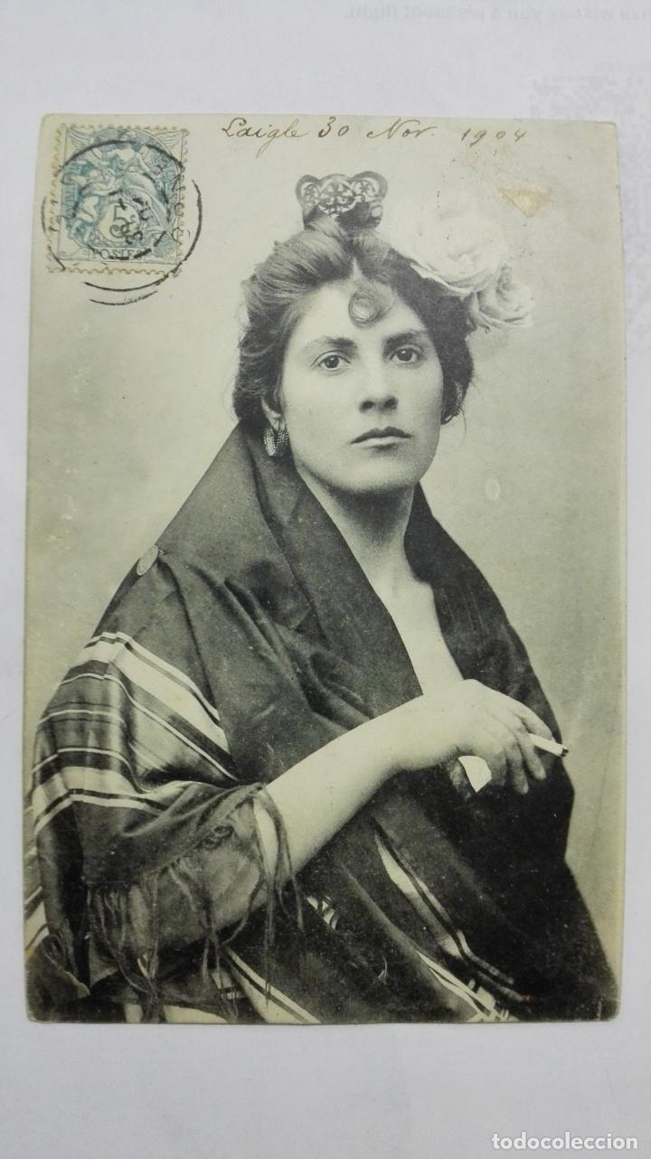 Cartoline: FOTOGRAFIA POSTAL, SE&Ntilde;ORITA FUMANDO CON ROSAS Y PEINETA EN LA CABEZA, LAIGLE- FRANCIA, A&Ntilde;O 1904