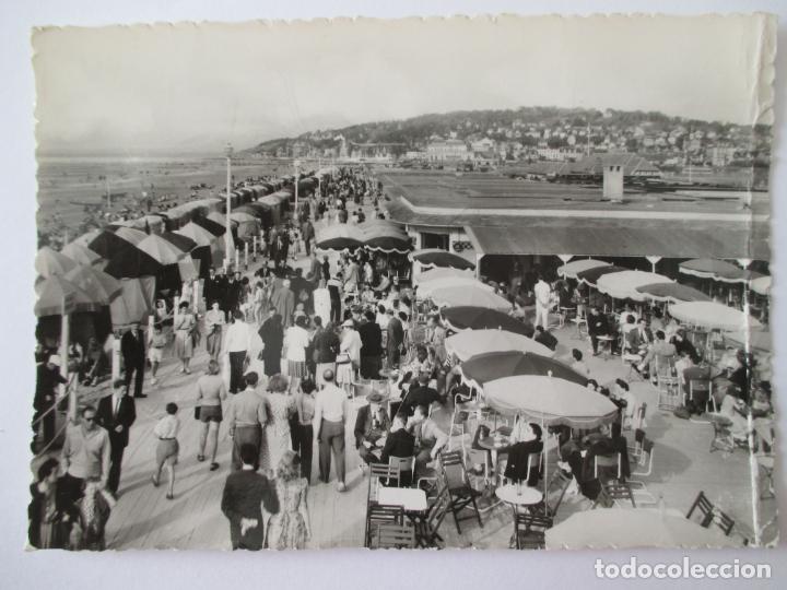 Postkarten: TARJETA POSTAL DE FRANCIA. 7002 DEAUVILLE PLAGE FLEURIE LE BAR DU SOLEIL