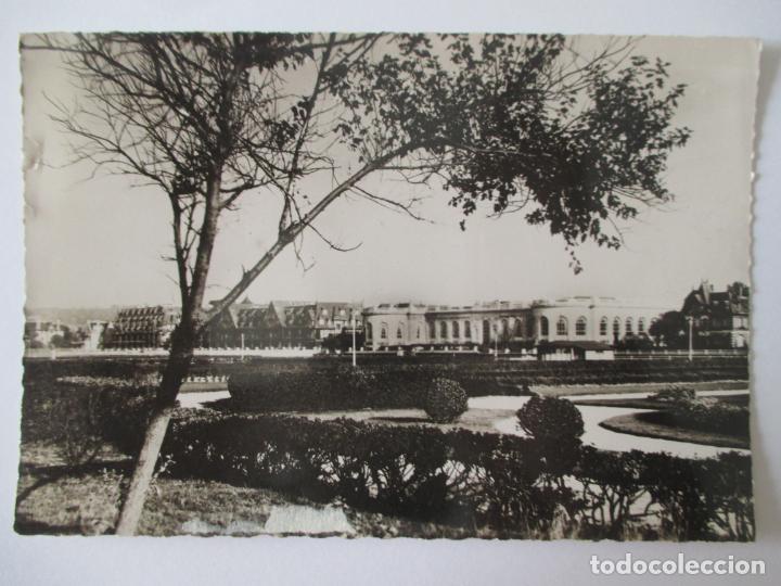 Postkarten: TARJETA POSTAL DE FRANCIA. 40 DEAUVILLE CALVADOS LA PLAGE FLEURIE LE CASINO