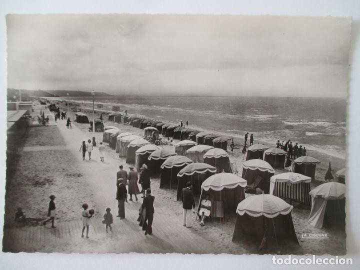 Postkarten: TARJETA POSTAL DE FRANCIA. 19 DEAUVILLE CALVADOS LA PLAGE FLEURIE LES PARASOLS