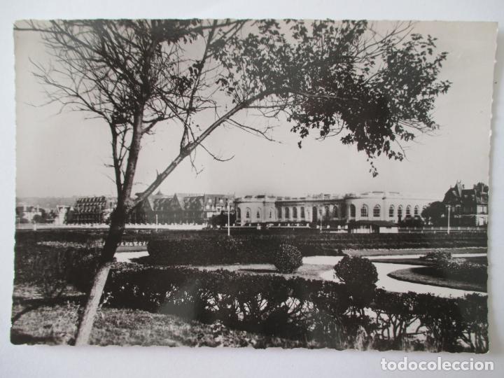 Postkarten: TARJETA POSTAL DE FRANCIA. 40 DEAUVILLE CALVADOS LA PLAGE FLEURIE LE CASINO