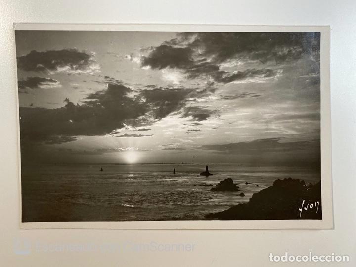 Postais: TARJETA POSTAL. FRANCIA. FINIST&Egrave;RE. LA POINTE DU RAZ. 202.- COUCHER DE SOLEIL SUR L'ILE DE SEIN