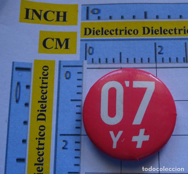 Cartes Postales: CHAPA BROCHE INSIGNIA. POL&Iacute;TICO REIVINDICATIVO SINDICAL. SOLIDARIDAD TERCER MUNDO 0,7% Y +