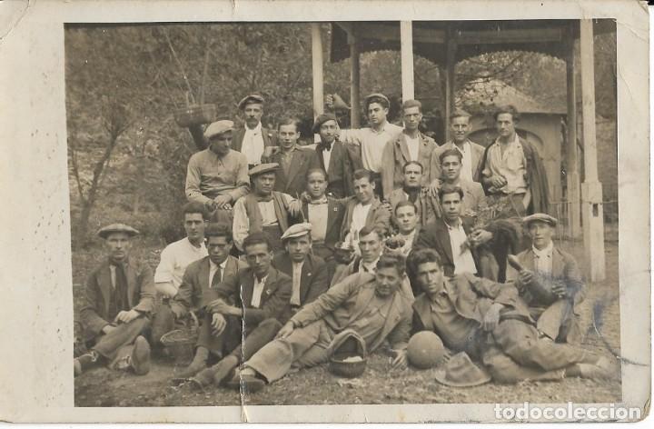 Postales: postal fotografica antigua de gente, todos hombres. Postal inglesa