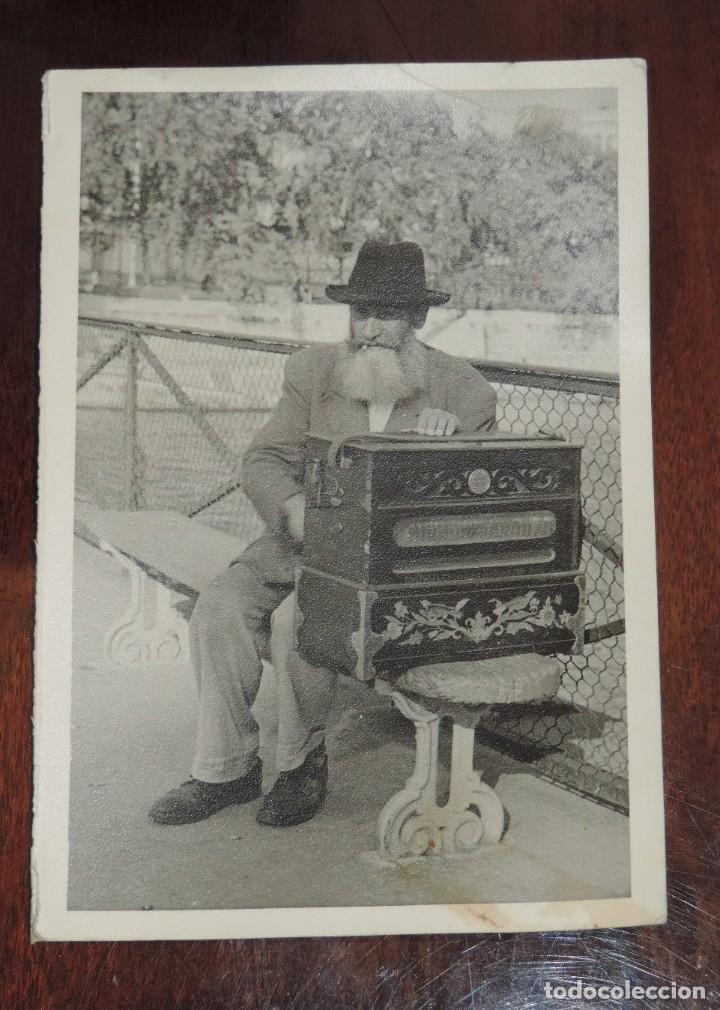 Postais: FOTOGRAFIA DE HOMBRE CON ORGANILLO EN EL PONT DES ARTS DE PARIS, MIDE 13 X 9 CMS.