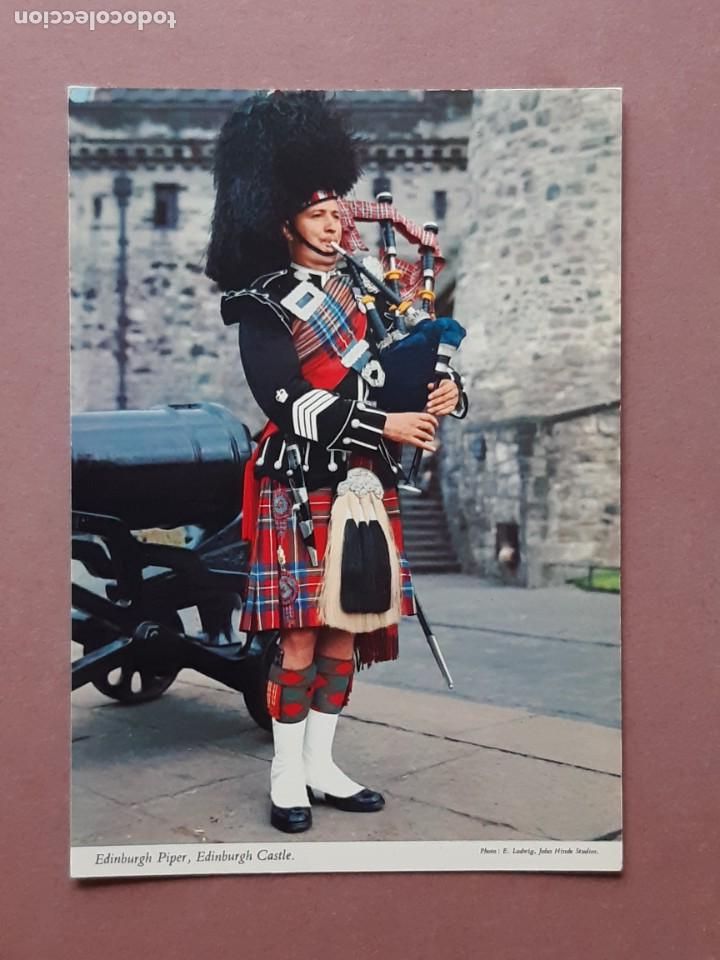 Postcards: POSTAL 2SC 14 JOHN HINDE. EDINBURGH PIPER. CASTLE. SCOTLAND. REINO UNIDO. SIN CIRCULAR.
