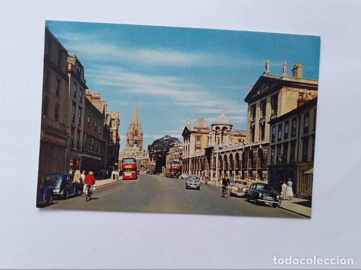 Postais: POSTAL - THE HIGH OXFORD - EL COLEGIO DE LA REINA A LA DERECHA CON LA IGLESIA - BUS - S/C