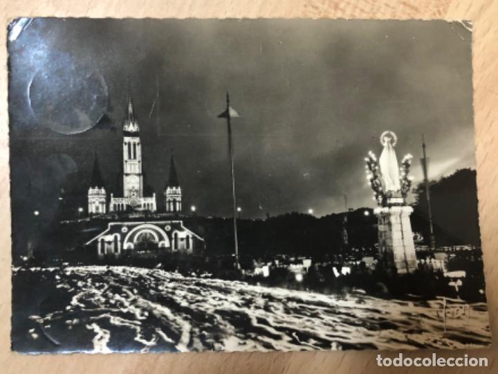 Postales: ANTIGÜA TARJETA POSTAL , LA BASÍLICA DE LOURDES ILUMINADA DE NOCHE PYRENEES