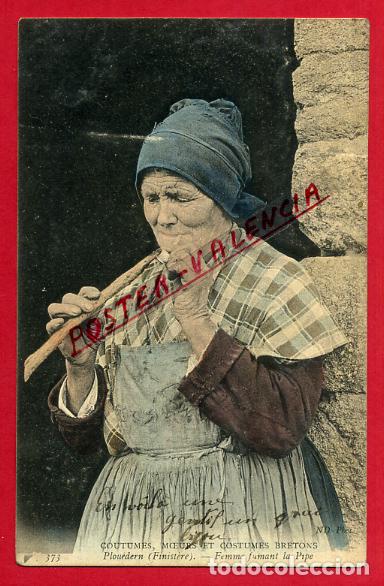 Postkarten: POSTAL FRANCIA COSTUMES BRETOS FEMME FUMANT LA PIPE P87876 B