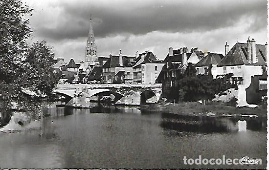 Postcards: ARGENTON SUR CREUSE - LA CREUSE ET LE VIEUX PONT - FOTO COMBIER MACON - ESCRITA