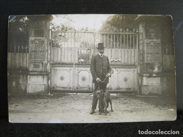 Postales: HOMBRE JUNTO A SU PERRO JUNTO A UNA GRAN CASA-FOTOGRAFICA-POSTAL ANTIGUA-(103.100)