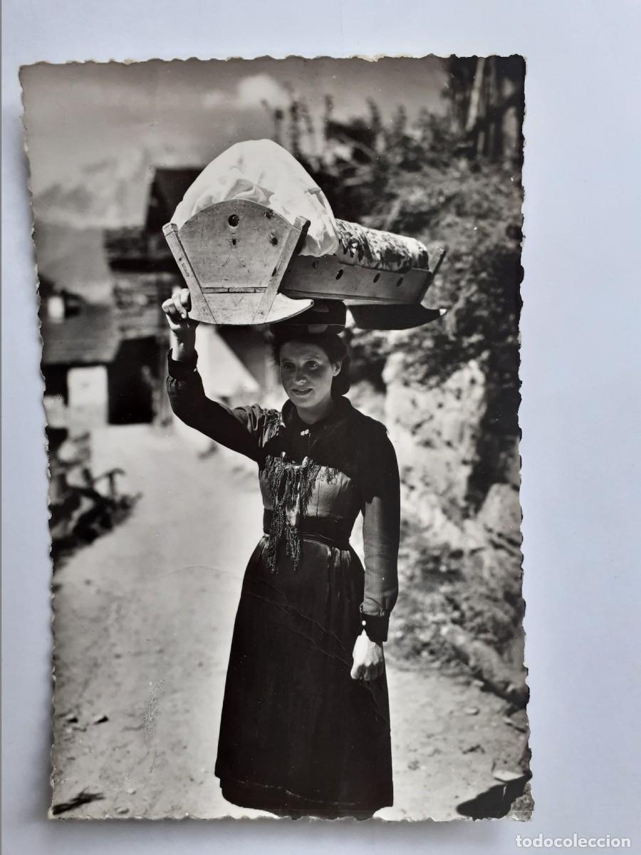 Postales: POSTAL - FRANCIA COUTUME DU VALAIS - MUJER CON CUNA EN LA CABEZA - ESCRITA