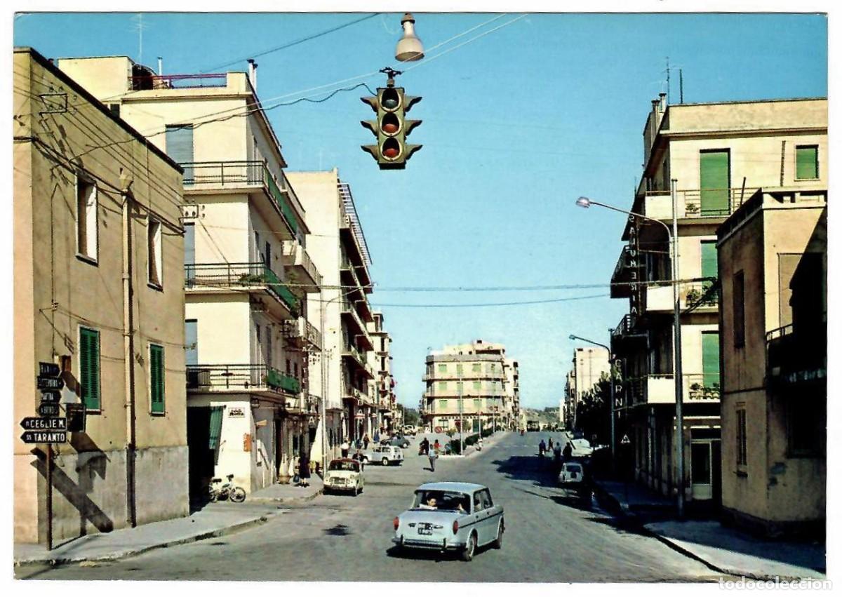 Postales: ITALIA. Ostuni. Piazza Italia. Ed. Giuseppe Santomanco n&ordm; 9.- Sin usar. / Coches &eacute;poca.