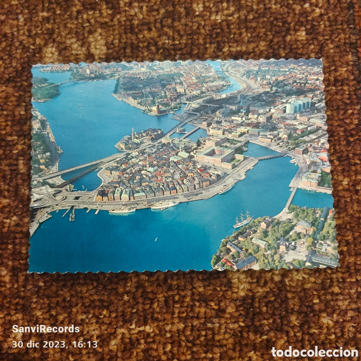 Postkarten: POSTAL: STOCKHOLM, STADEN P&Aring; VATTNET (SUECIA)