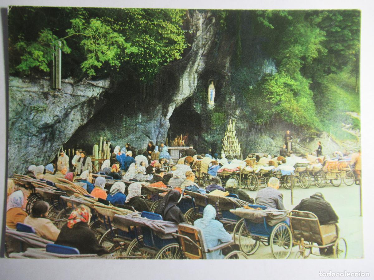 Postales: Lourdes - Les malades devant la grotte - Foto 1