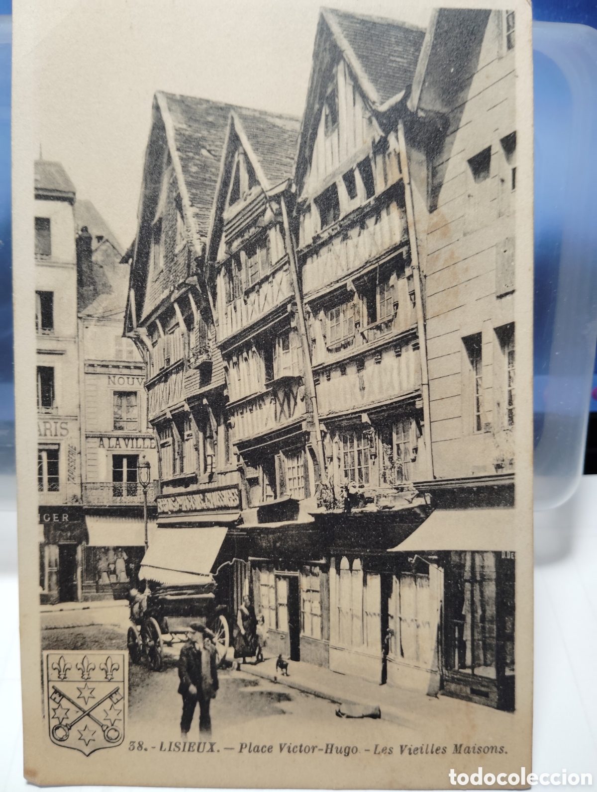 Postales: LISIEUX. PLACE VICTOR HUGO. LES VIEILLES MAISONS. SIN CIRCULAR