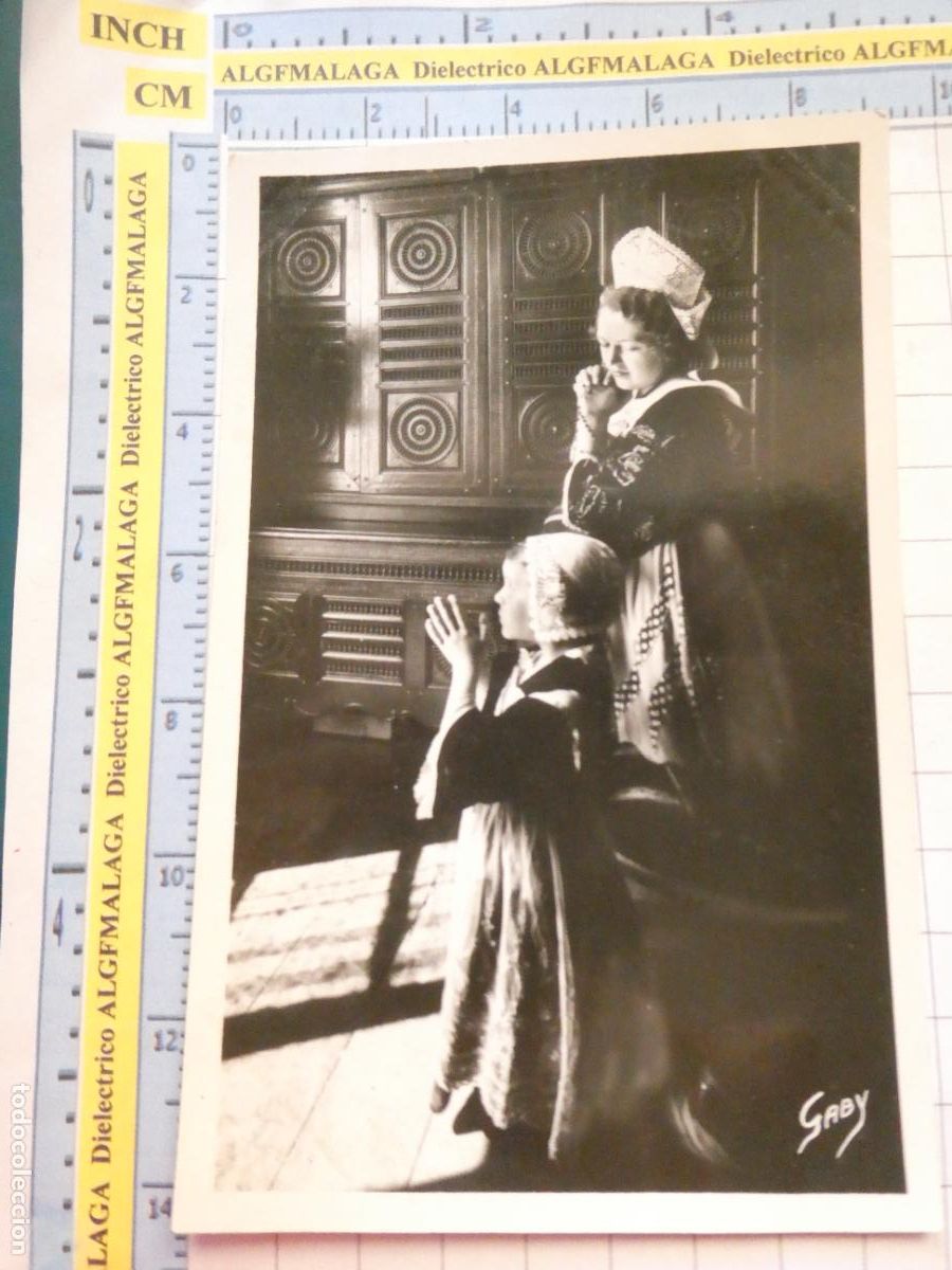 Postcards: ANTIGUA POSTAL DE FRANCIA. BRETAGNE MUJER NI&Ntilde;A REZO LA PRI&Egrave;RE DEVANT LE LIT CLOS. 3442